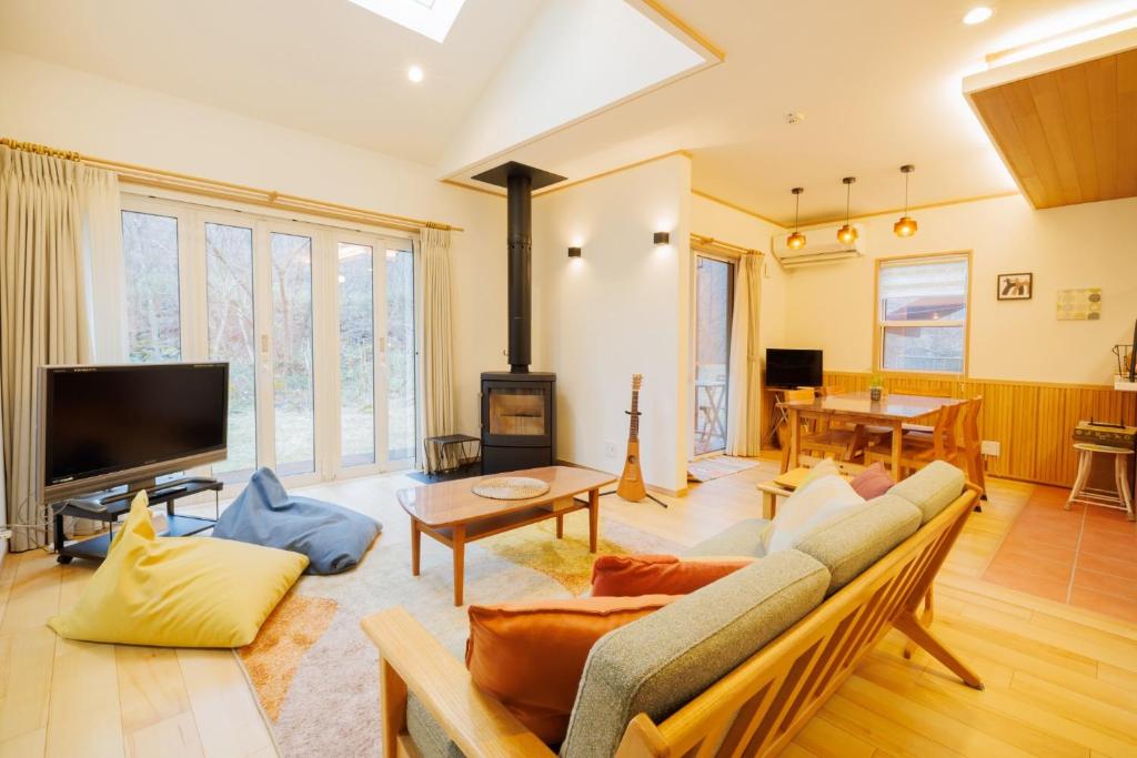 a living room with a couch and a tv at ZAO Hotaru no niwa - Vacation STAY 54095v in To-katta