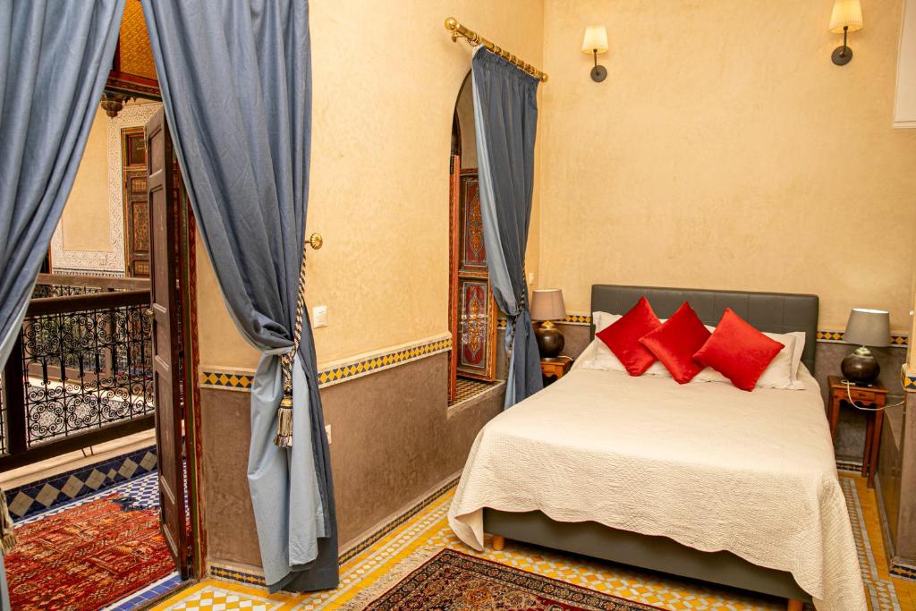 Postel nebo postele na pokoji v ubytování Riad Bab Chems