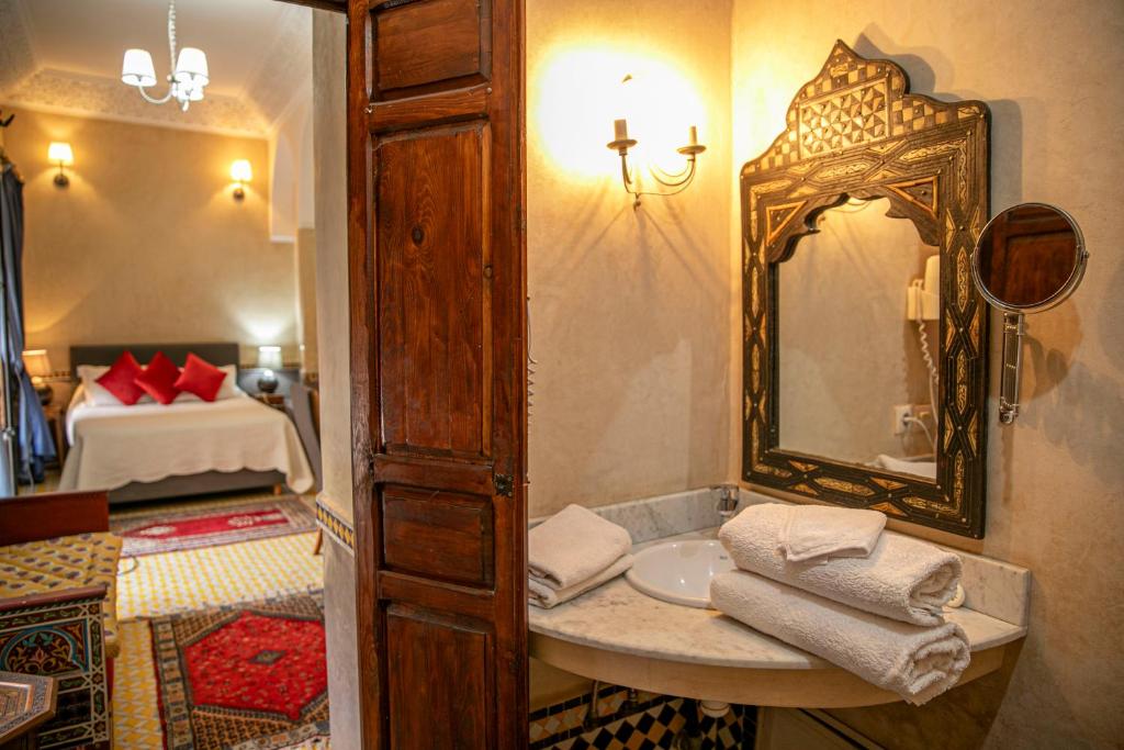 Postel nebo postele na pokoji v ubytování Riad Bab Chems