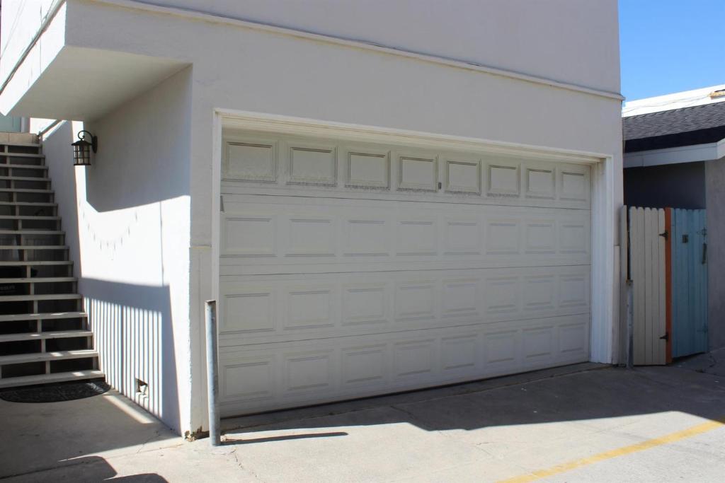 una puerta de garaje blanca en un edificio blanco en 114 Forty Second Street B, en Newport Beach