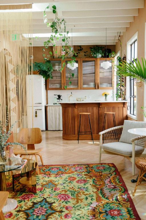 Hotel No-Vacancy, a living room with a table and a kitchen at Hotel No-Vacancy in Kansas City