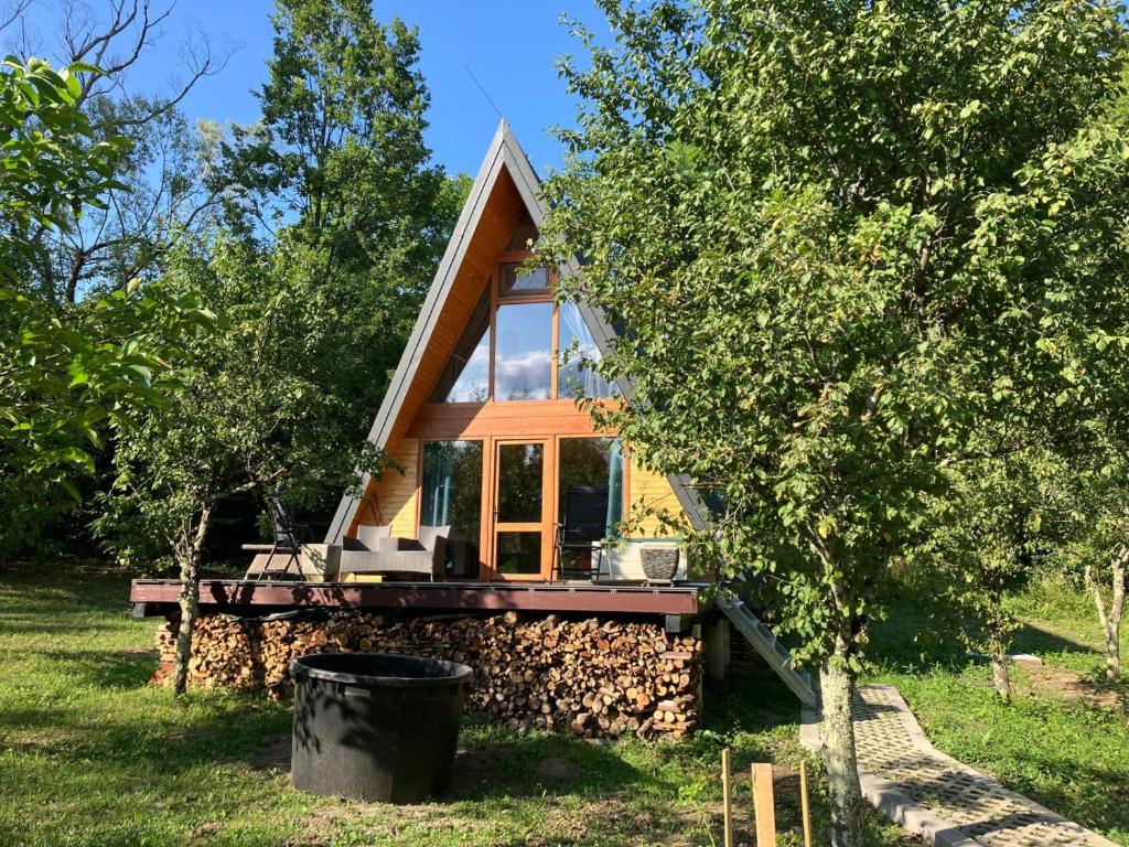 a tiny house on a pile of logs at Pumbaa House at Casa Twiga, Melicesti, Prahova, Romania in Meliceşti
