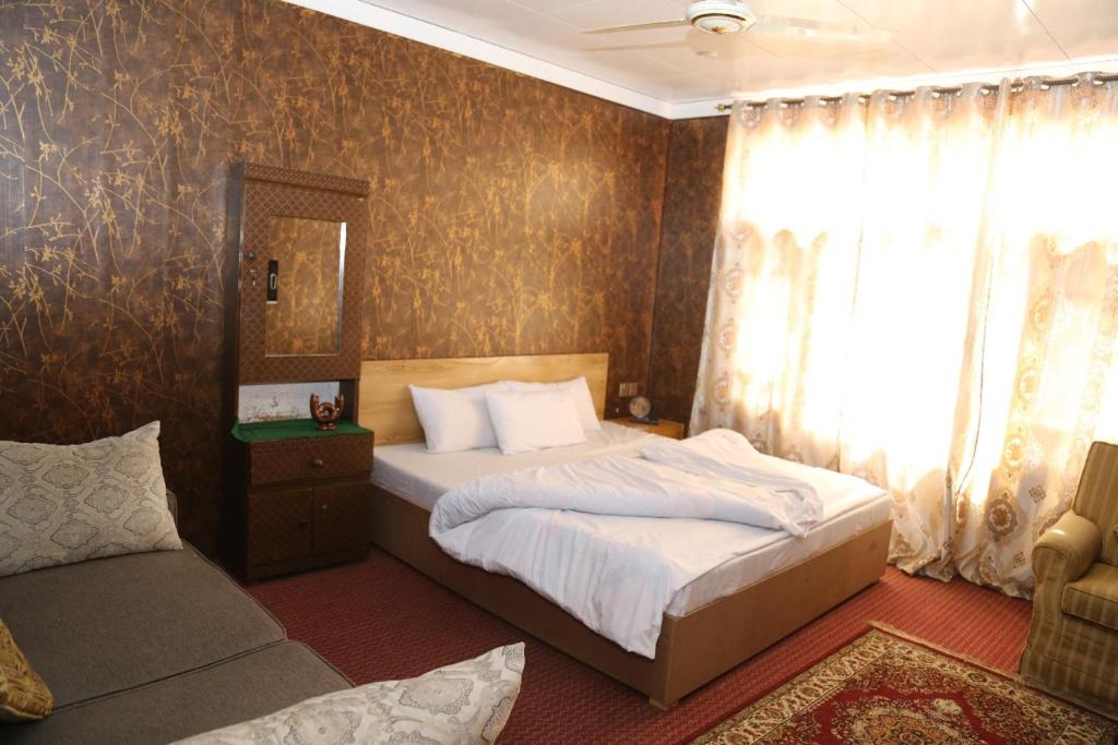 En eller flere senge i et værelse på Rustam Palace