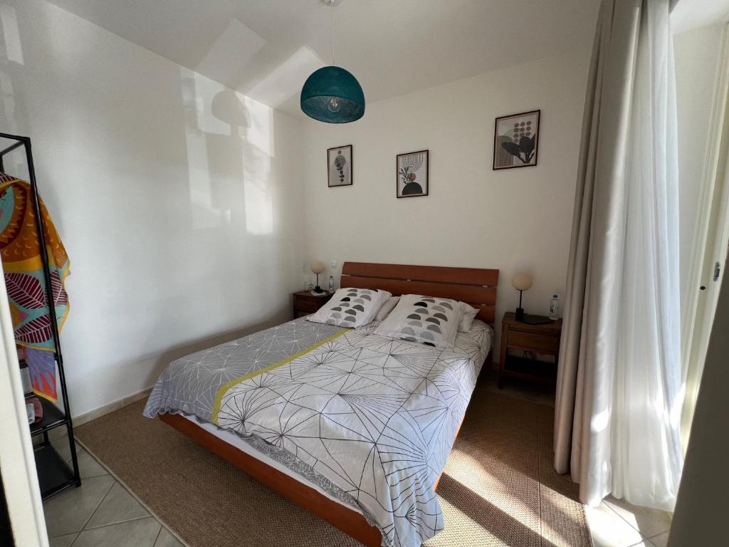 - une chambre avec un lit et une lumière bleue dans l'établissement Casetta Jema, à Lumio