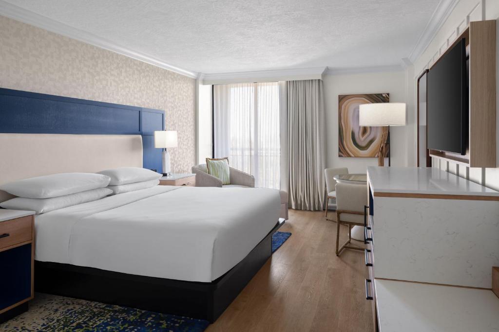 Sheraton Sand Key Resort - King Room With Roll-in Shower - Mobility Accessible