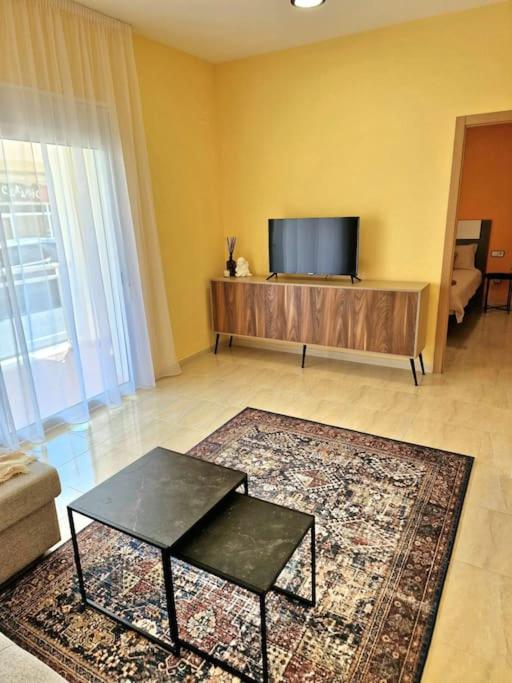 TV in/ali zabaviščno središče v nastanitvi Apartament Sant Jaume D'enveja