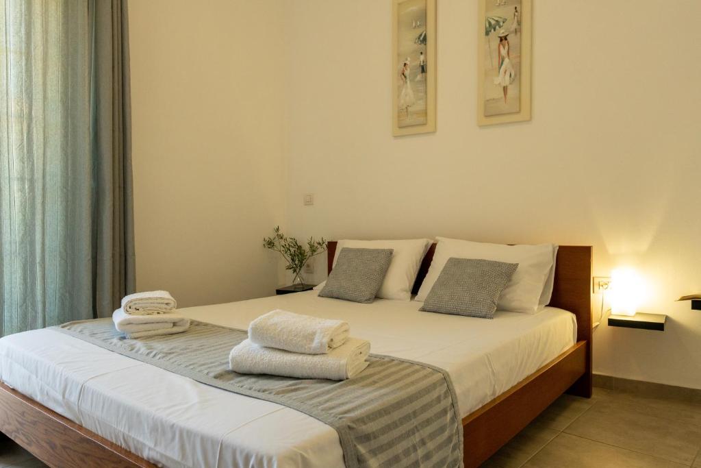 A bed or beds in a room at Theofilos apartment