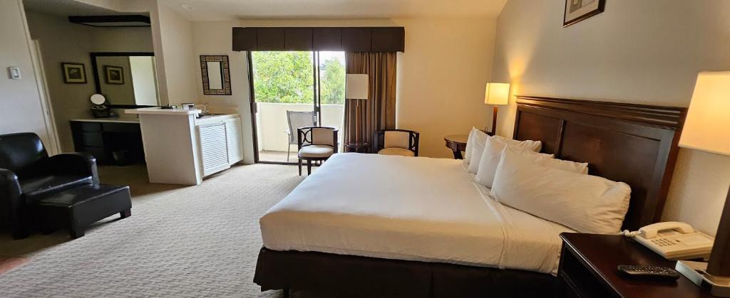 Giường trong phòng chung tại Adobe Inn