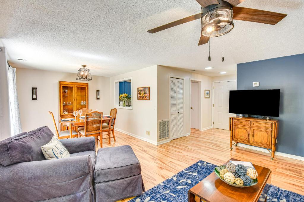 TV a/nebo společenská místnost v ubytování Marina and Pool Access Lovely Lake Keowee Townhome!