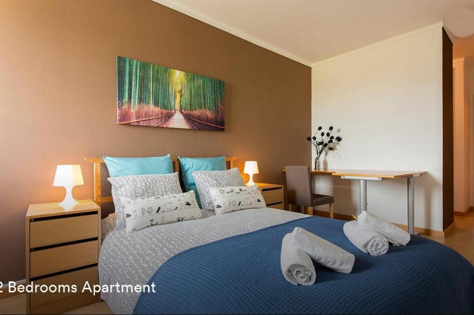 - une chambre avec un lit bleu et des oreillers dans l'établissement Cardoso Pires 2 Bedrooms Apt., à Lisbonne