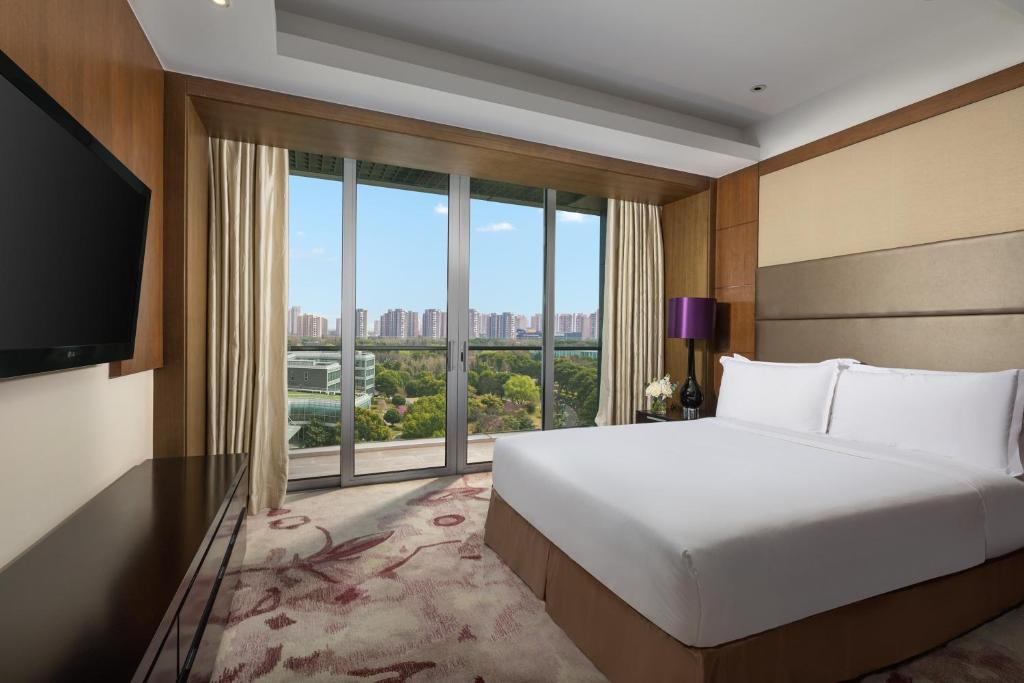 Postel nebo postele na pokoji v ubytování Crowne Plaza Shanghai Xiayang Lake by IHG