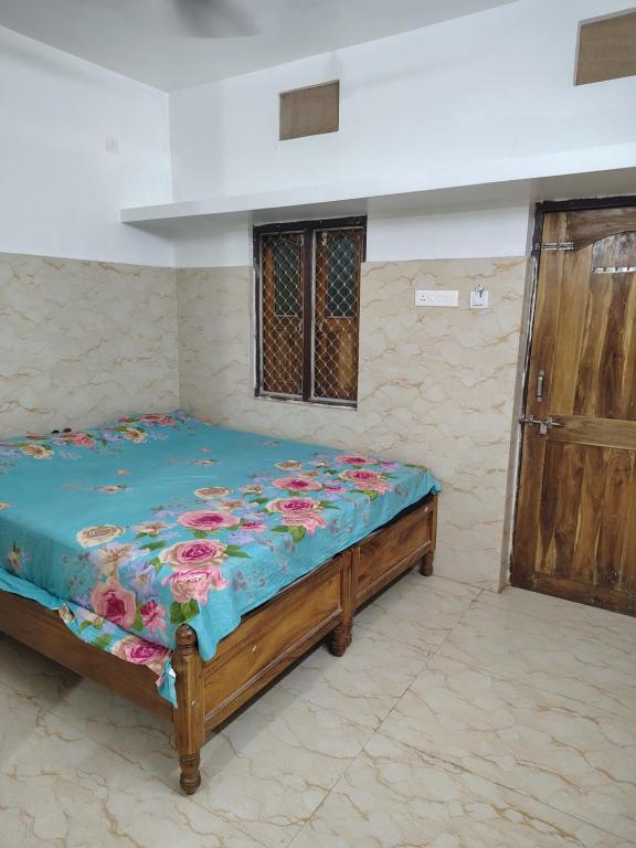 Postel nebo postele na pokoji v ubytování Gourinandan lodge