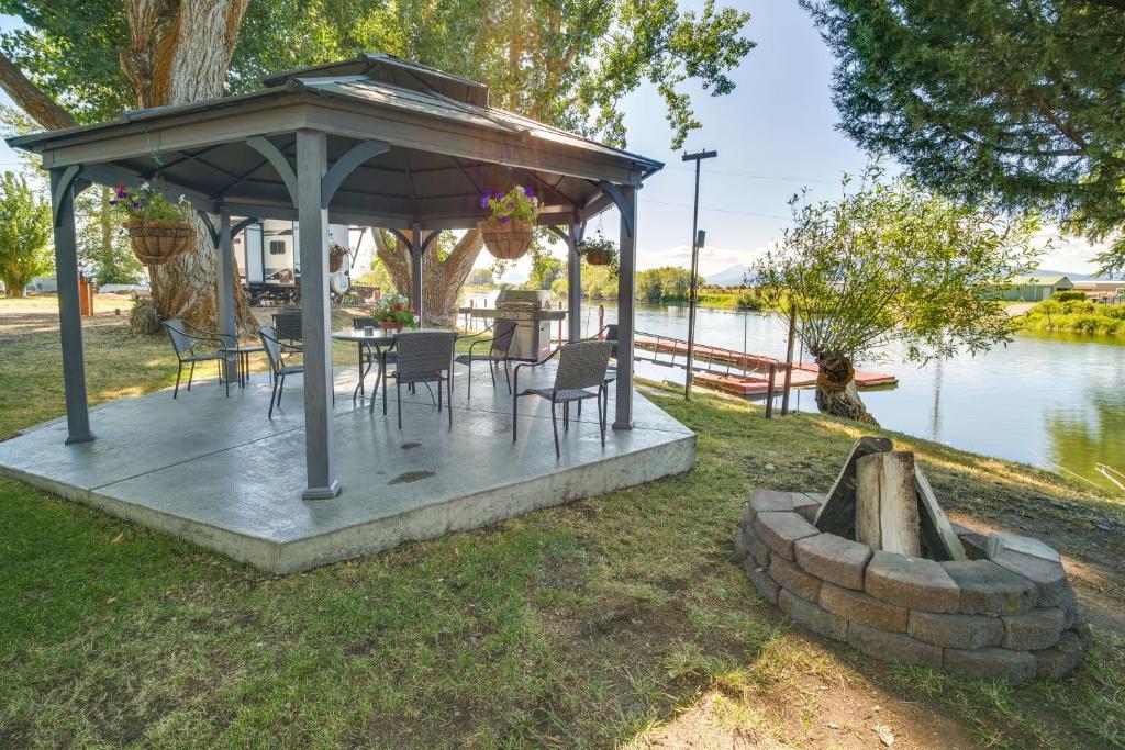 Výhled na řeku, která protéká v blízkosti apartmánu