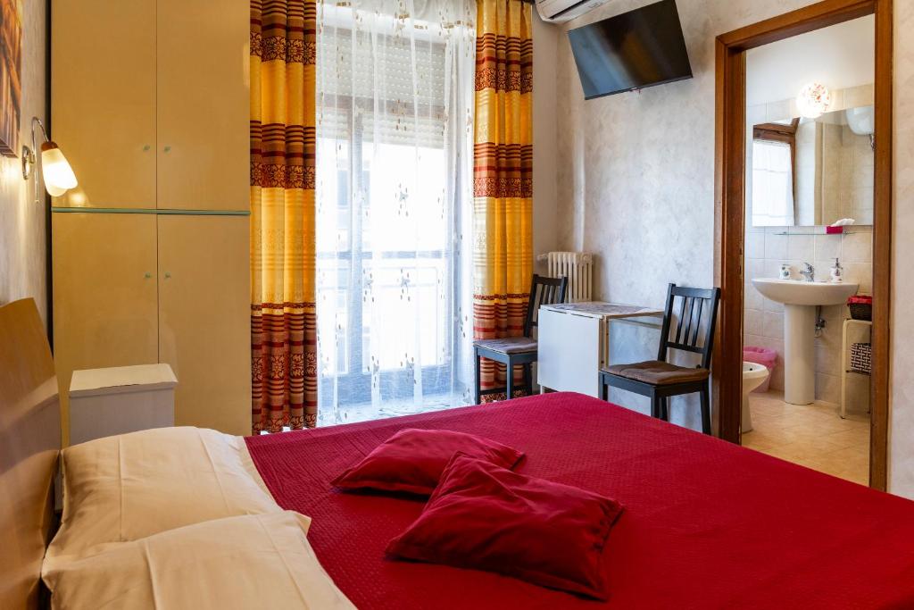 A bed or beds in a room at La Stazione Del Vaticano