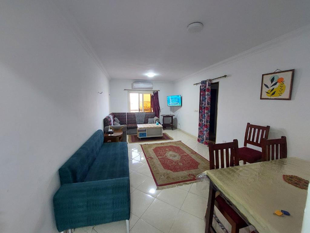 ein Wohnzimmer mit Sofa und Tisch in der Unterkunft شقة مفروشة للإيجار اليومي في كمبوند جاردينيا سيتي in Kairo