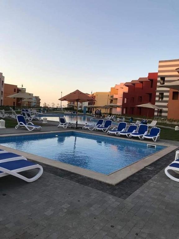 Bazén v ubytování PORTO MATROUH chalet families only nebo v jeho okolí