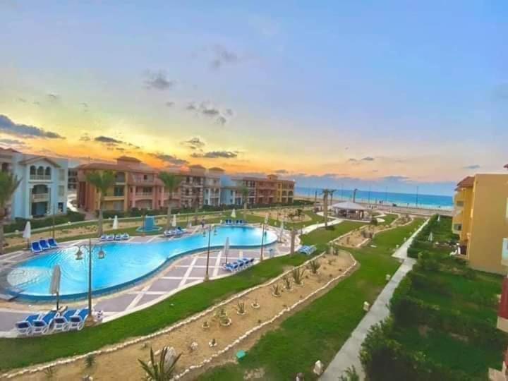 Bazén v ubytování PORTO MATROUH chalet families only nebo v jeho okolí