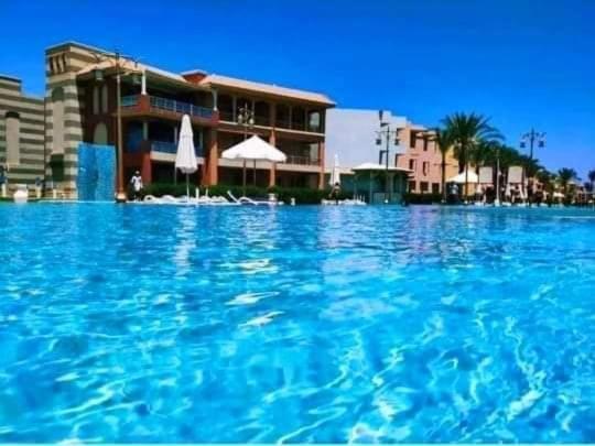 Bazén v ubytování PORTO MATROUH chalet families only nebo v jeho okolí
