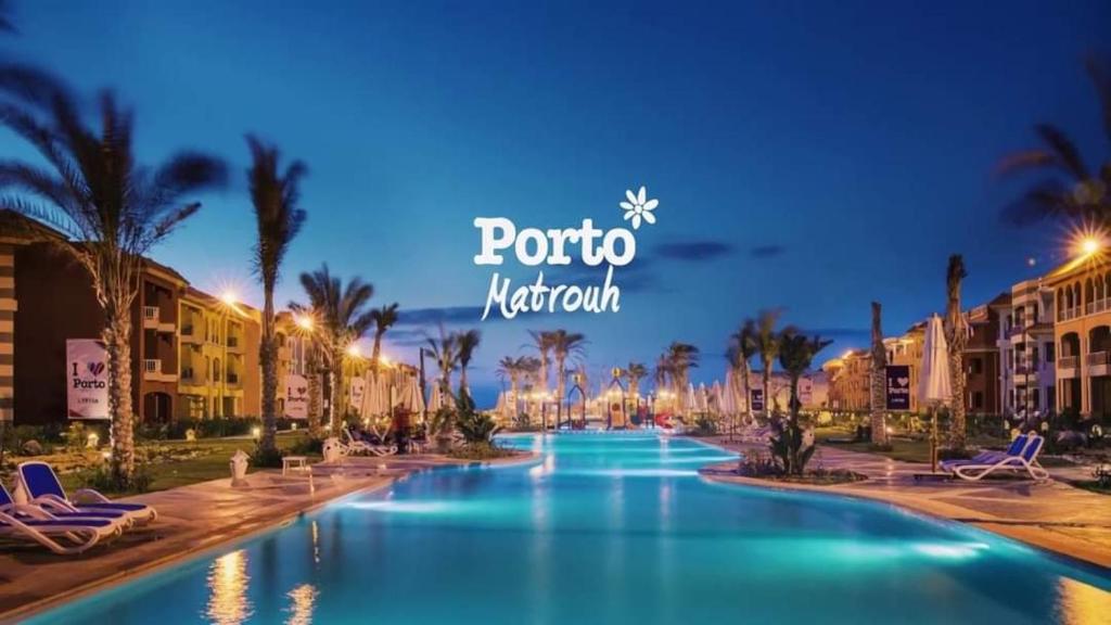 Bazén v ubytování PORTO MATROUH chalet families only nebo v jeho okolí