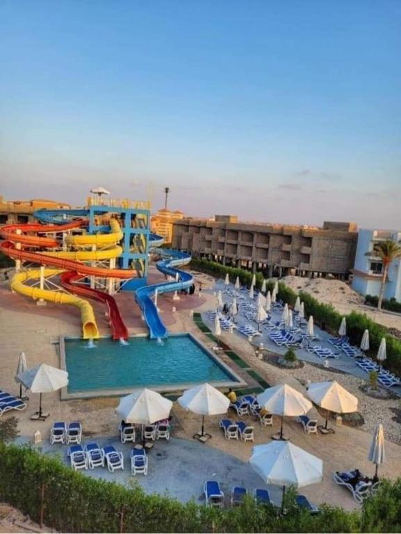 Bazén v ubytování PORTO MATROUH chalet families only nebo v jeho okolí