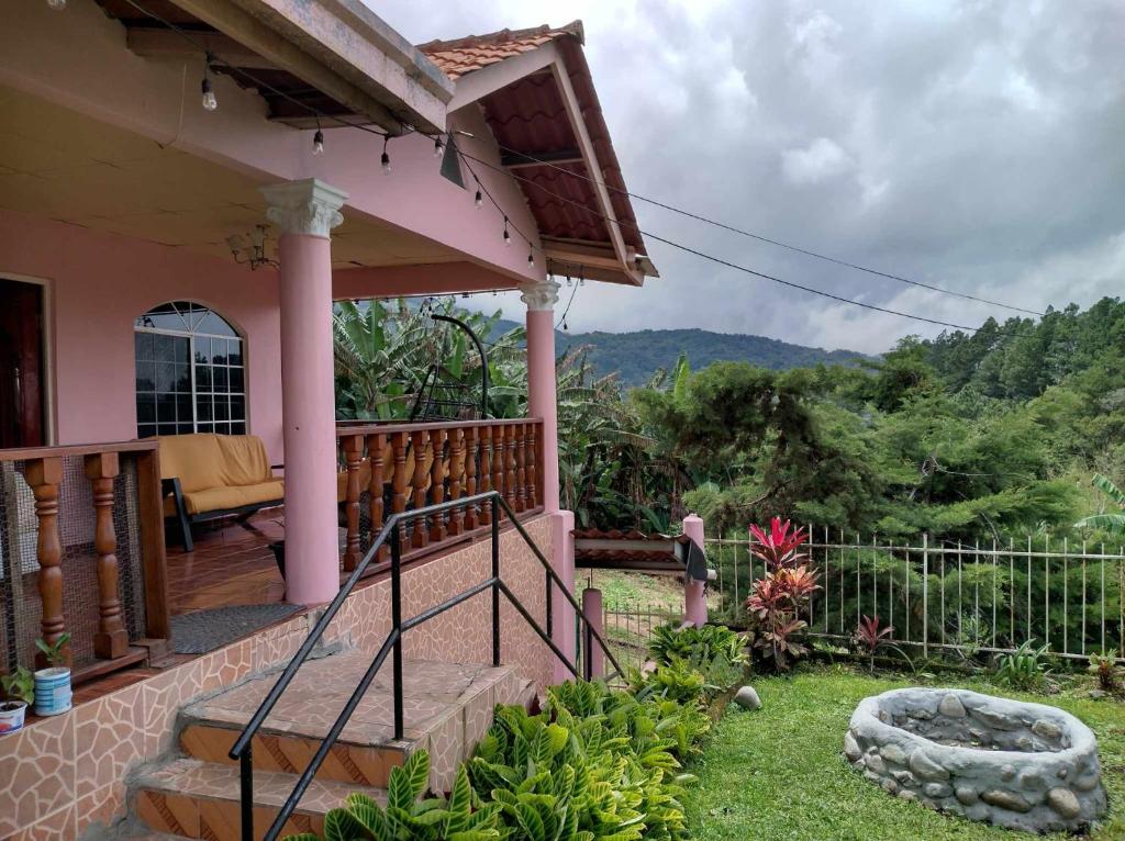 Splošen pogled na gorovje oz. razgled na gore, ki ga ponuja hostel