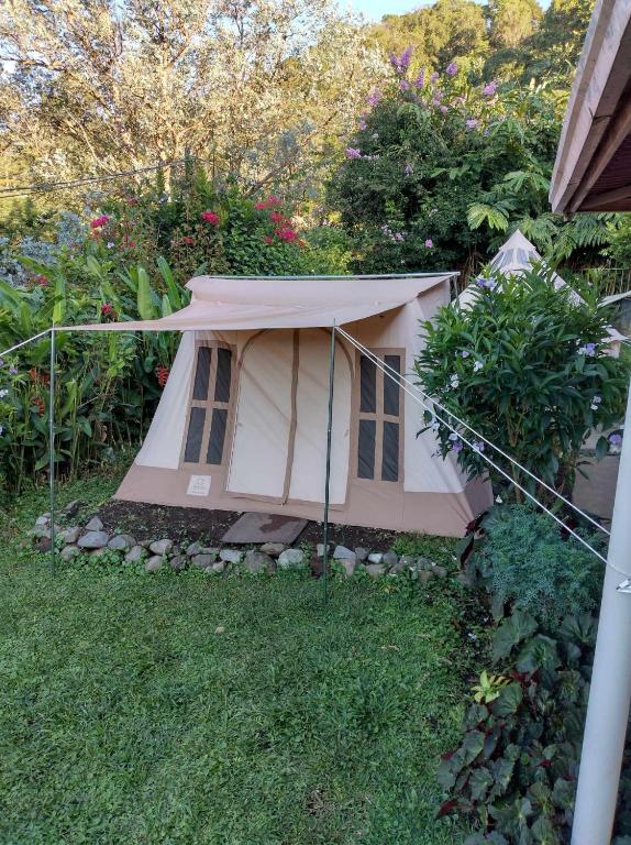 Vrt pred nastanitvijo Agartha Mountain Retreat