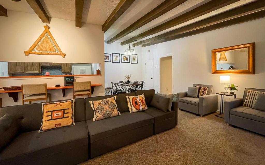 a living room with a couch and a kitchen at Casita Escondida in Alto