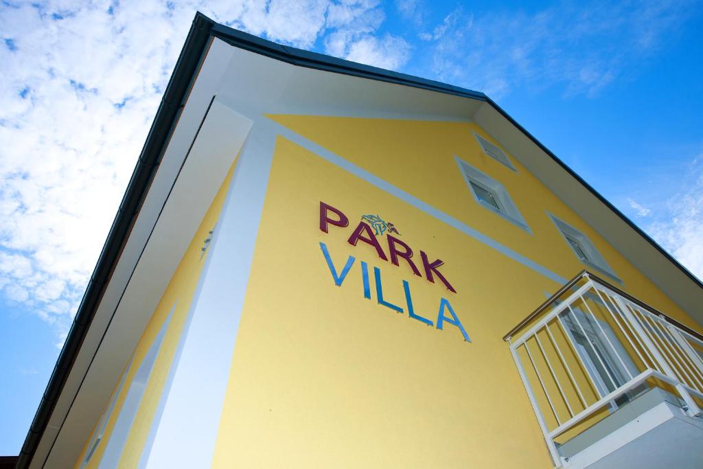 um edifício amarelo com as palavras parque villa sobre ele em Parkvilla Appartements em Bad Hofgastein