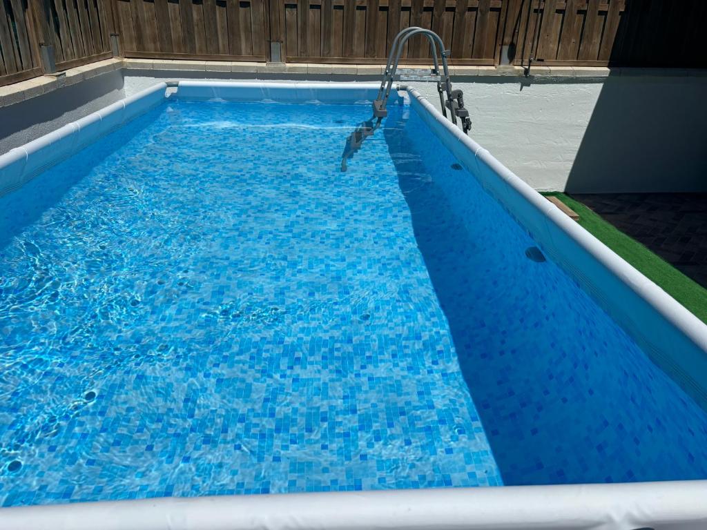 une piscine avec un toboggan aquatique dans l'établissement Casa María Oliva 50m playa, à El Palmar