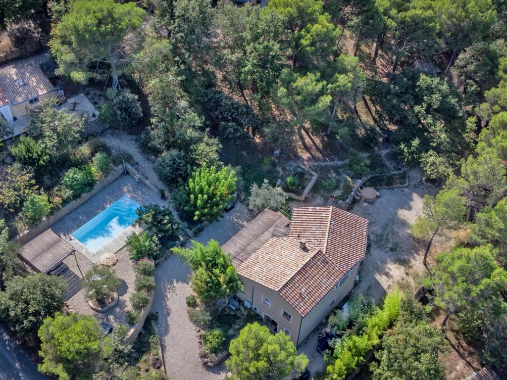 an overhead view of a house with a swimming pool at La grande Pinède in Faucon