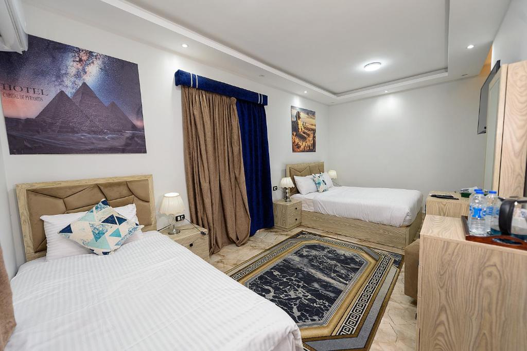 Postel nebo postele na pokoji v ubytování Capital Of Pyramids Hotel