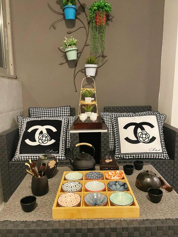 une table avec un plateau de diérentes variétés dans l'établissement Appartement de 4pieces Gennevilliers, à Gennevilliers