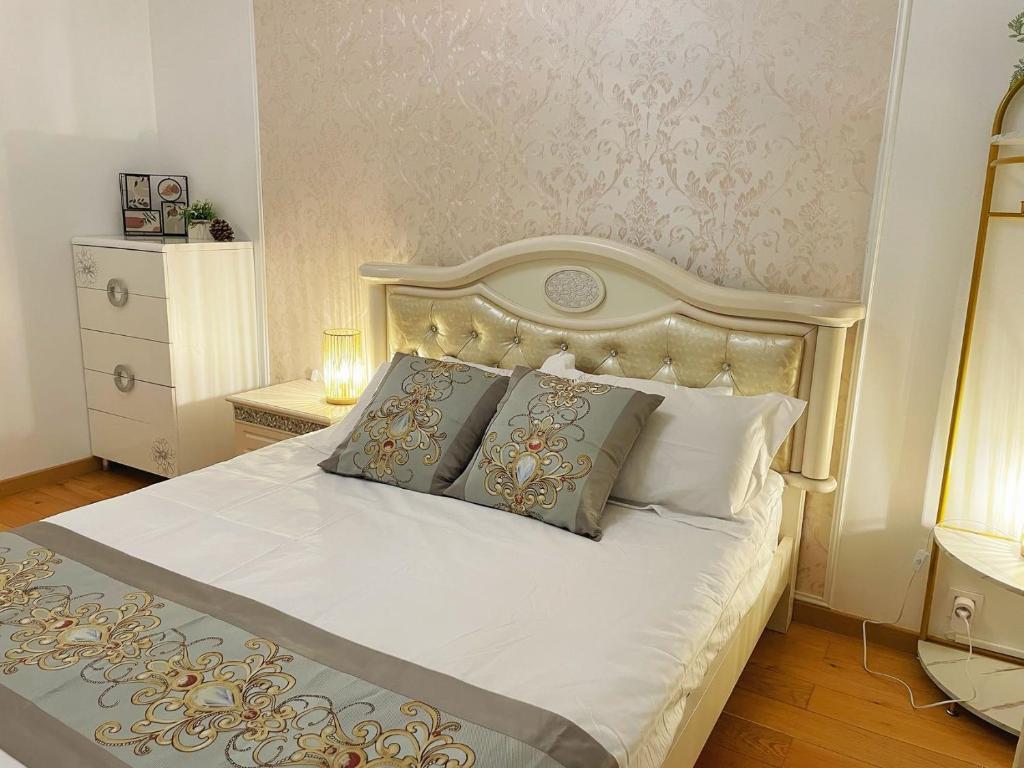 ein Schlafzimmer mit einem weißen Bett mit Kissen in der Unterkunft Appartement de 4pieces Gennevilliers in Gennevilliers