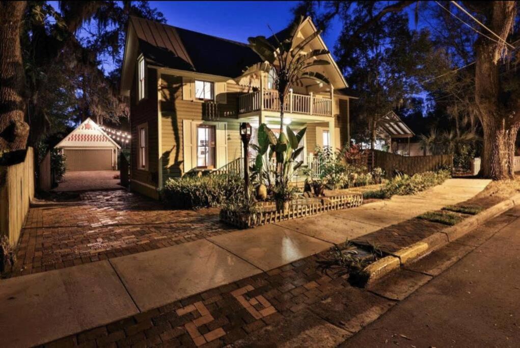een huis met een palmboom ervoor bij Private Luxury Cottage Close to Downtown in St. Augustine
