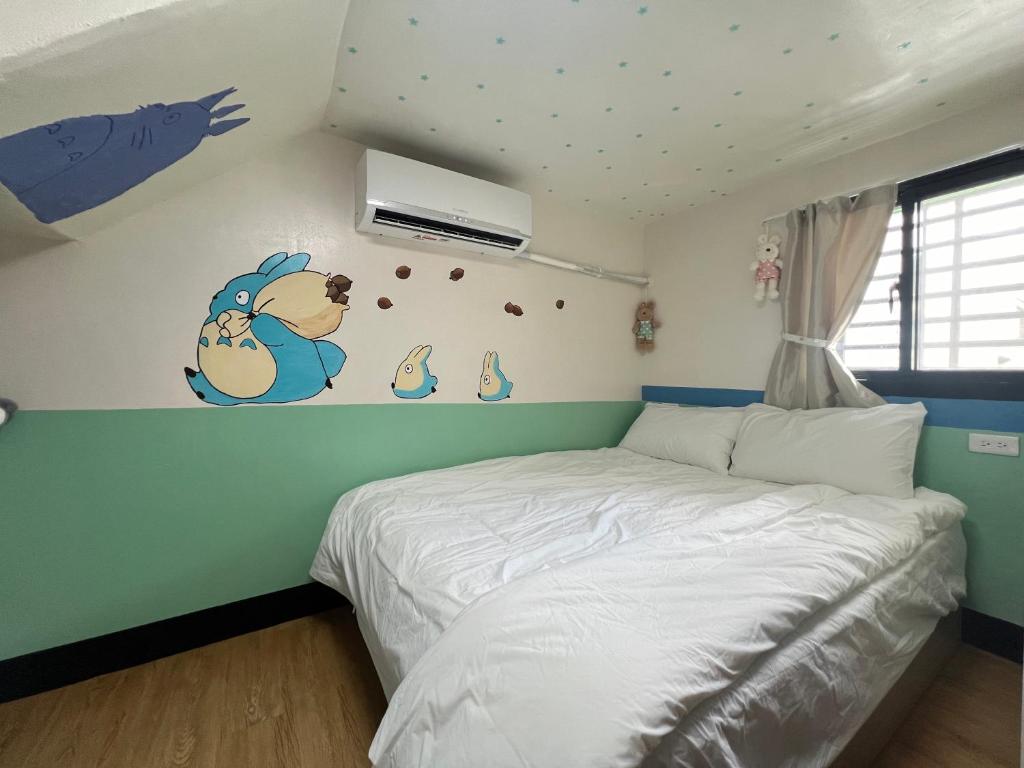 Postel nebo postele na pokoji v ubytování Chaonima B&B 潮尼馬民宿