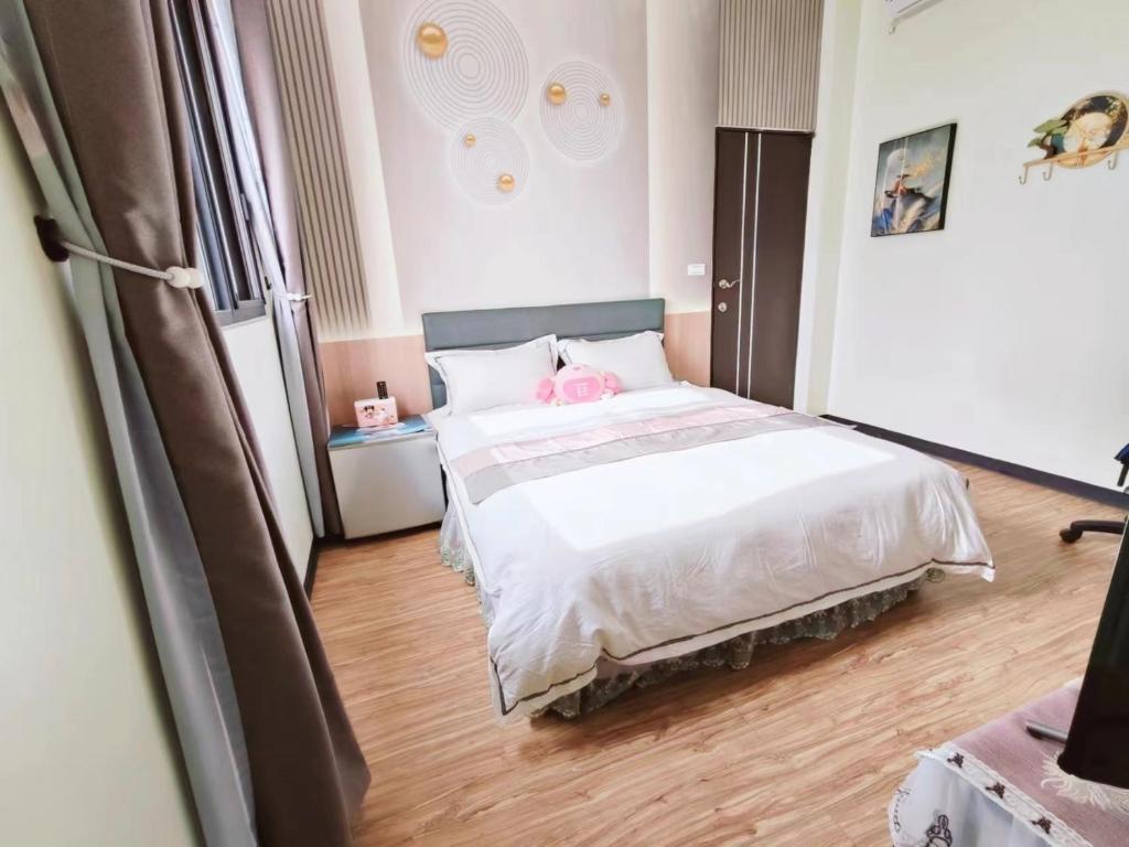Postel nebo postele na pokoji v ubytování 金廈之星