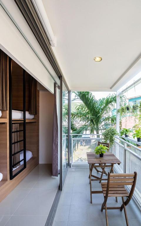 Balkón nebo terasa v ubytování Kata Beach Poshtel Phuket