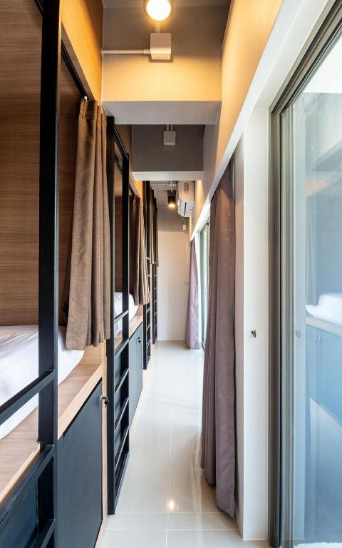 Postel nebo postele na pokoji v ubytování Kata Beach Poshtel Phuket
