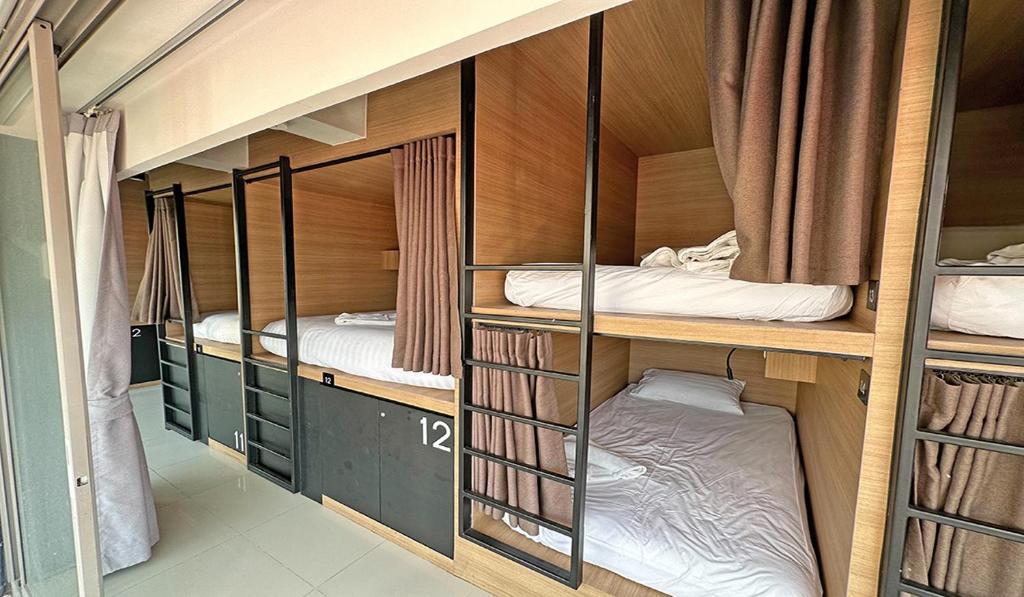 Postel nebo postele na pokoji v ubytování Kata Beach Poshtel Phuket