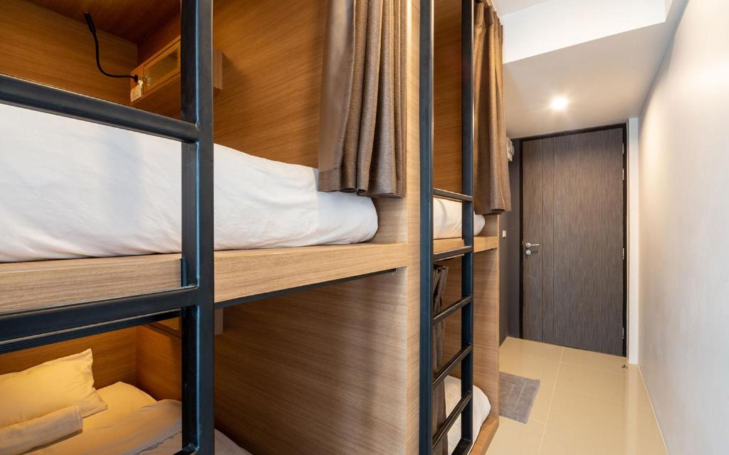 Postel nebo postele na pokoji v ubytování Kata Beach Poshtel Phuket