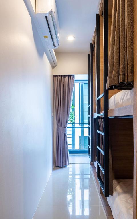Postel nebo postele na pokoji v ubytování Kata Beach Poshtel Phuket