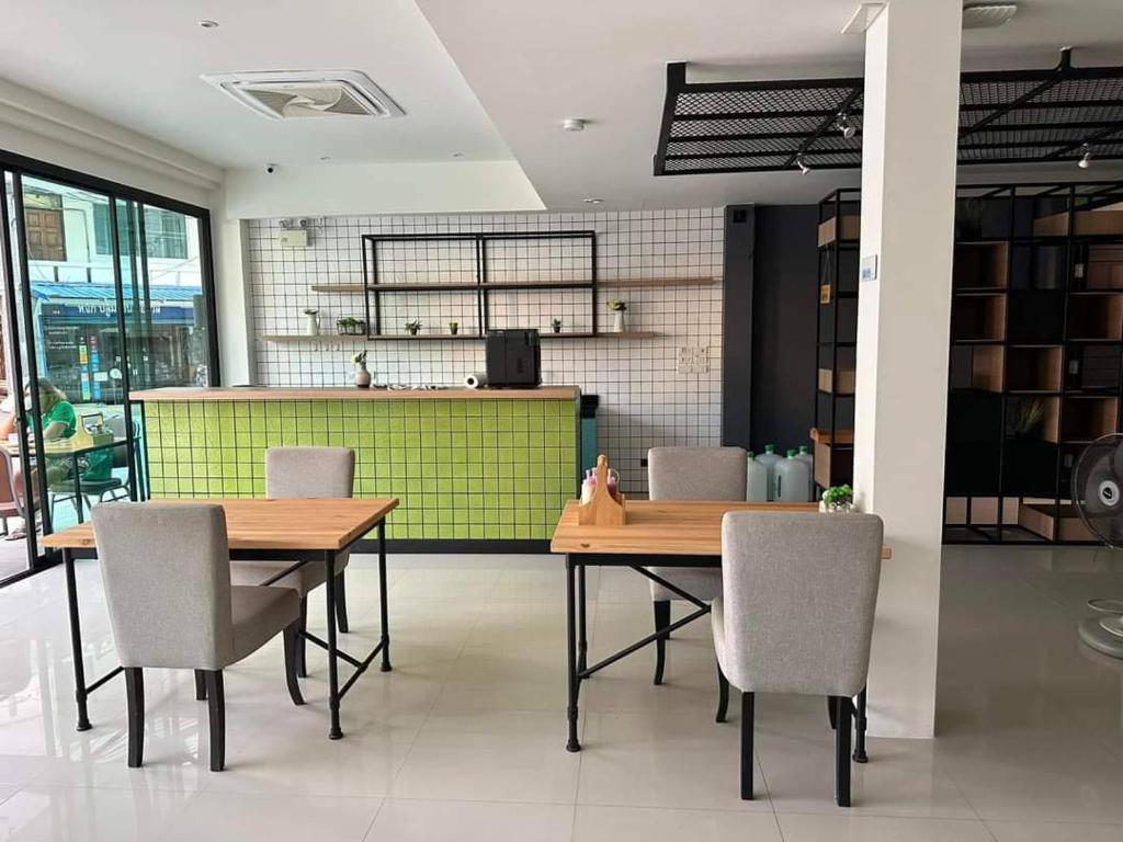 Posezení v ubytování Kata Beach Poshtel Phuket