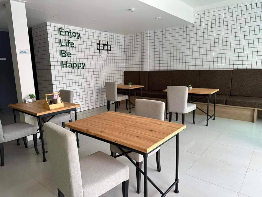 Posezení v ubytování Kata Beach Poshtel Phuket