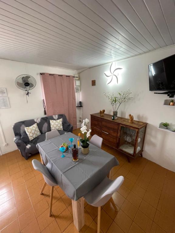TV a/nebo společenská místnost v ubytování LAKAY SONSON