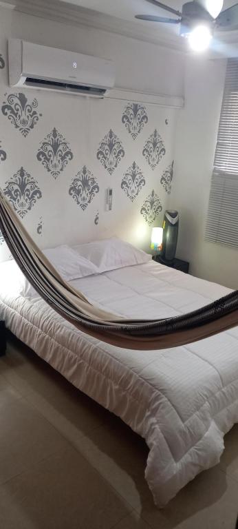 a hammock bed in a bedroom with a wall at Cartagena Apartamento en Manga de 2 Habitaciones in Cartagena de Indias
