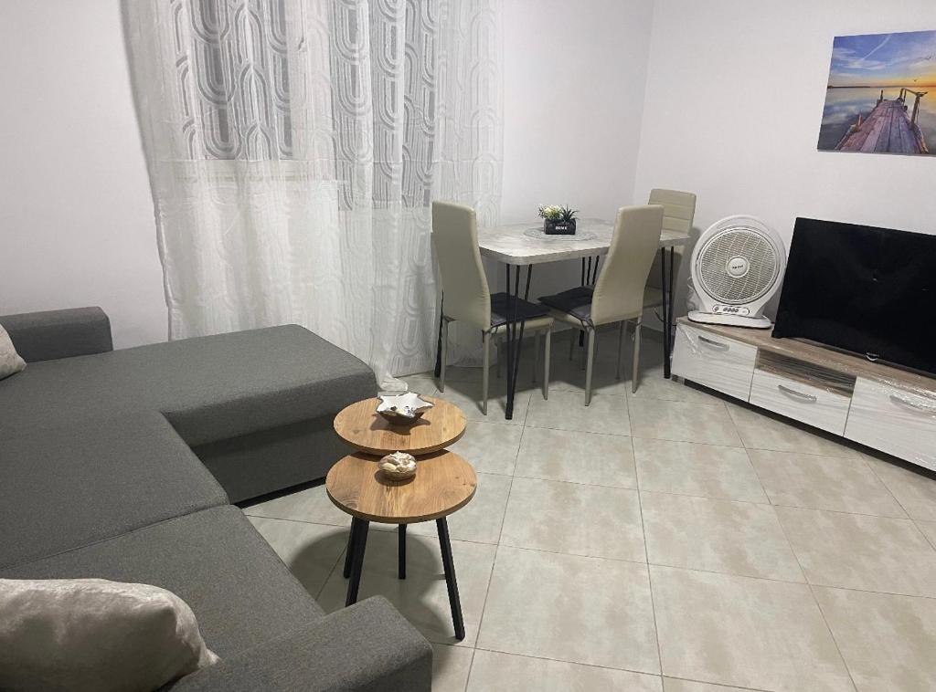 Imagen de la galería de Apartment Jon 1, en Vlorë