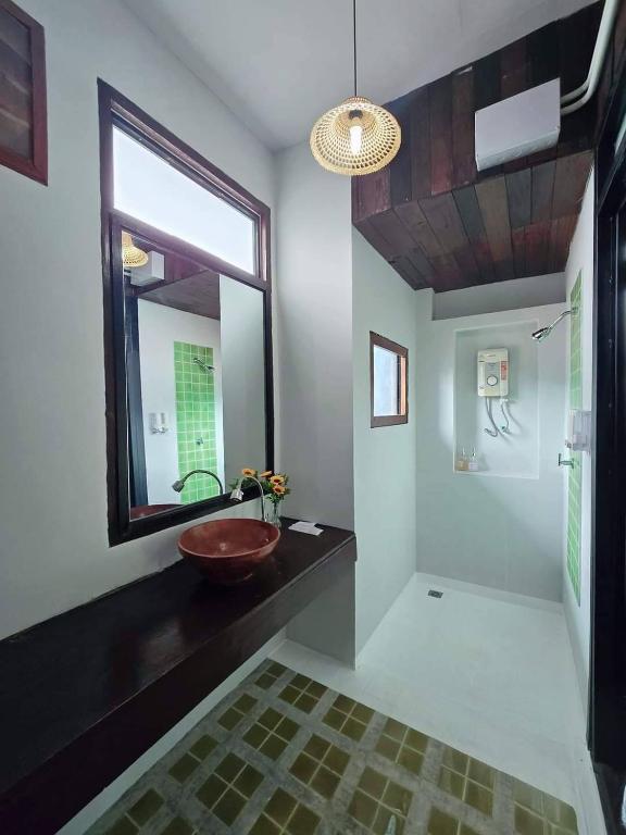TV a/nebo společenská místnost v ubytování Sabai d hotel Chiang Rai สบายดีโฮเทล
