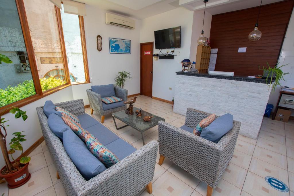 TV a/nebo společenská místnost v ubytování Blue Marlin Galápagos, Hotel & SPA