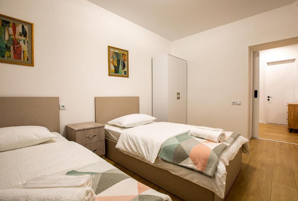 Llit o llits en una habitació de Guesthouse of Manoni Ratiani