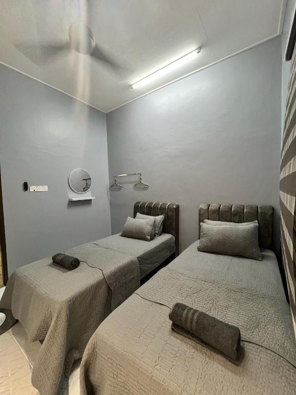 Postel nebo postele na pokoji v ubytování Homestay De Acacia Rumah Melati